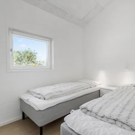 7 Bedroom Gorgeous In Hébergement de vacances Glesborg